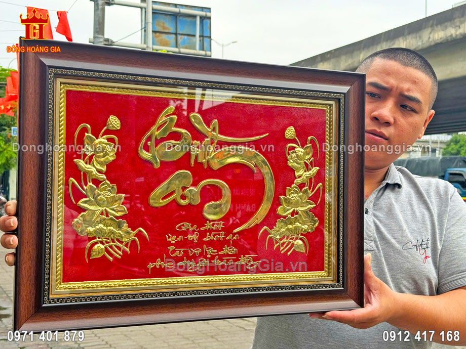 Treo tranh chữ bình an tại không gian phòng khách sang trọng